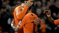 Selebrasi pemain Belanda lewat gol perdana Depay pada laga pembuka Grup C Kualifikasi Piala Eropa 2020 yang berlangsung di Stadion Faijenoord, Rotterdam, Jumat (22/2). Belanda menang 4-0 atas Belarusia. (AFP/Koen Van Weel)