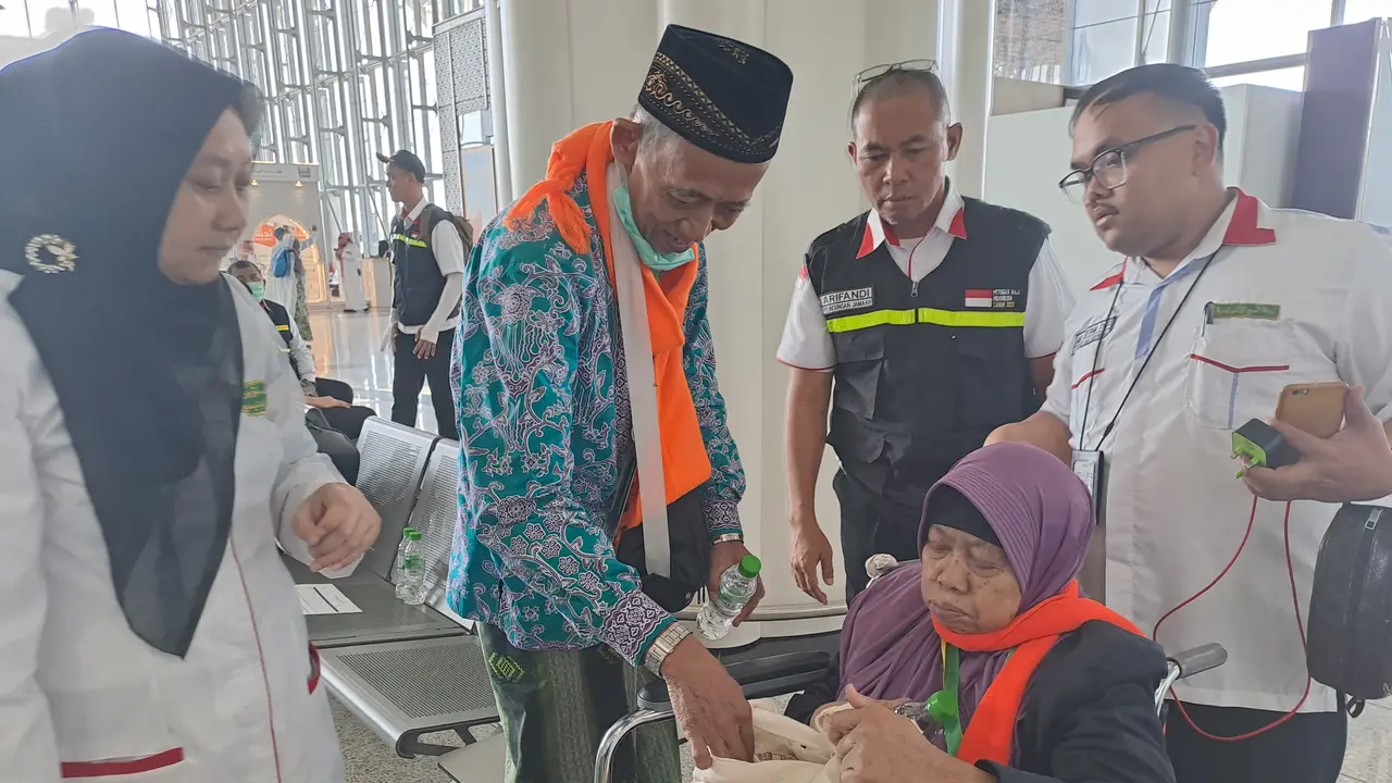 Seorang calon jemaah haji asal Gresik, Jawa Timur sempat tertahan di imigrasi Bandara Internasional Amir Mohammed bin Abdul Aziz (AMAA), Madinah, Sabtu