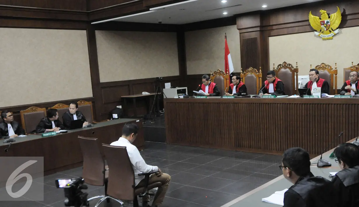 Mantan Ketua Komisi D DPRD DKI Jakarta, M. Sanusi saat menjalani sidang lanjutan di Pengadilan Tipikor, Jakarta Pusat, Kamis (29/12). Sanusi ditetapkan bersalah dan divonis dengan hukuman 7 tahun penjara dan denda Rp 250 juta. (Liputan6.com/Helmi Affandi)