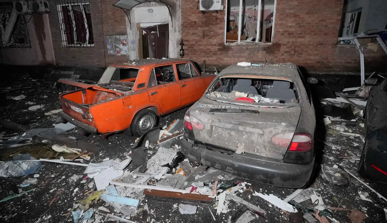 Rangkaian serangan yang terjadi hampir empat tahun sejak invasi dimulai ini berlangsung di tengah negosiasi intensif antara tim Zelenskiy dan Amerika Serikat. Tampak dalam foto, mobil-mobil yang rusak akibat serangan Rusia terparkir di tengah puing-puing di Kryvyi Rih, Ukraina, Kamis 8 Januari 2026. (AP Photo/Mykola Myrnyi)
