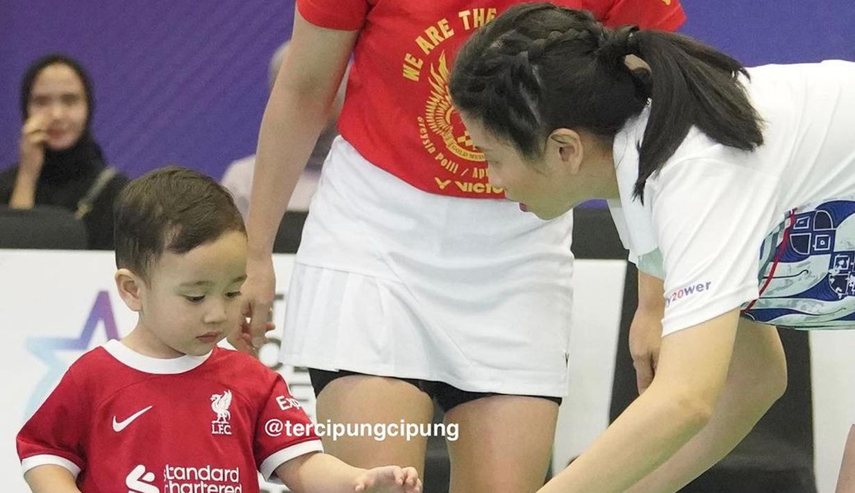 Tak sekadar bermain, namun Rayyanza rupanya sempat dilatih oleh Greysia Polii dan Debby Susanto. Momen saat Rayyanza begitu memperhatikan kedua atlet bulutangkis ini pun tak lepas dari perhatian netizen. (Liputan6.com/IG/@tercipungcipung)