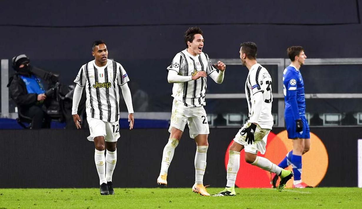 Penyerang Juventus, Federico Chiesa, melakukan selebrasi usai mencetak gol ke gawang Dynamo Kiev pada laga Liga Champions di Stadion Allianz, Kamis (3/12/2020). Juventus menang dengan skor 3-0. (Marco Alpozzi/LaPresse via AP)
