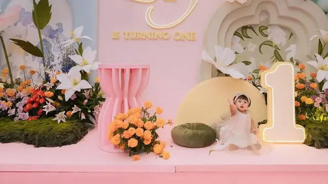 Lily Putri Nagita Slavina Jadi Baby Dior dengan Total Outfit Hampir Rp30 Jutaan. [@raffinagita1717]