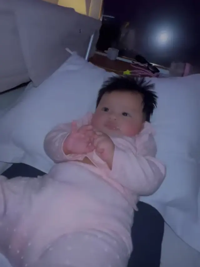 Potret Ameena saat berada di dalam pesawat dalam perjalanan ke Italia. (Foto: Instagram Stories Atta Halilintar)