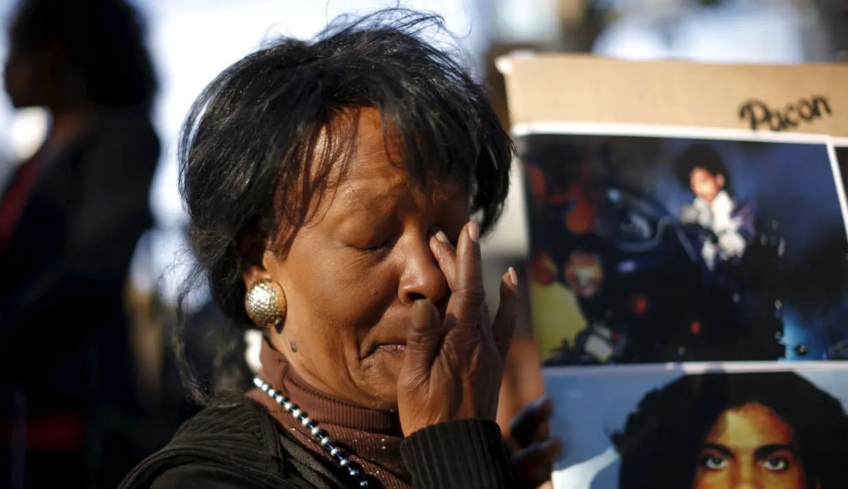 Lorraine Womble menyeka air matanya saat mengenang dan memberi penghormatan untuk musisi legendaris dunia, Prince di Los Angeles, California, Kamis (21/4). Prince ditemukan tak bernyawa di dalam lift di kediamannya di Paisley Park (REUTERS/Lucy Nicholson)
