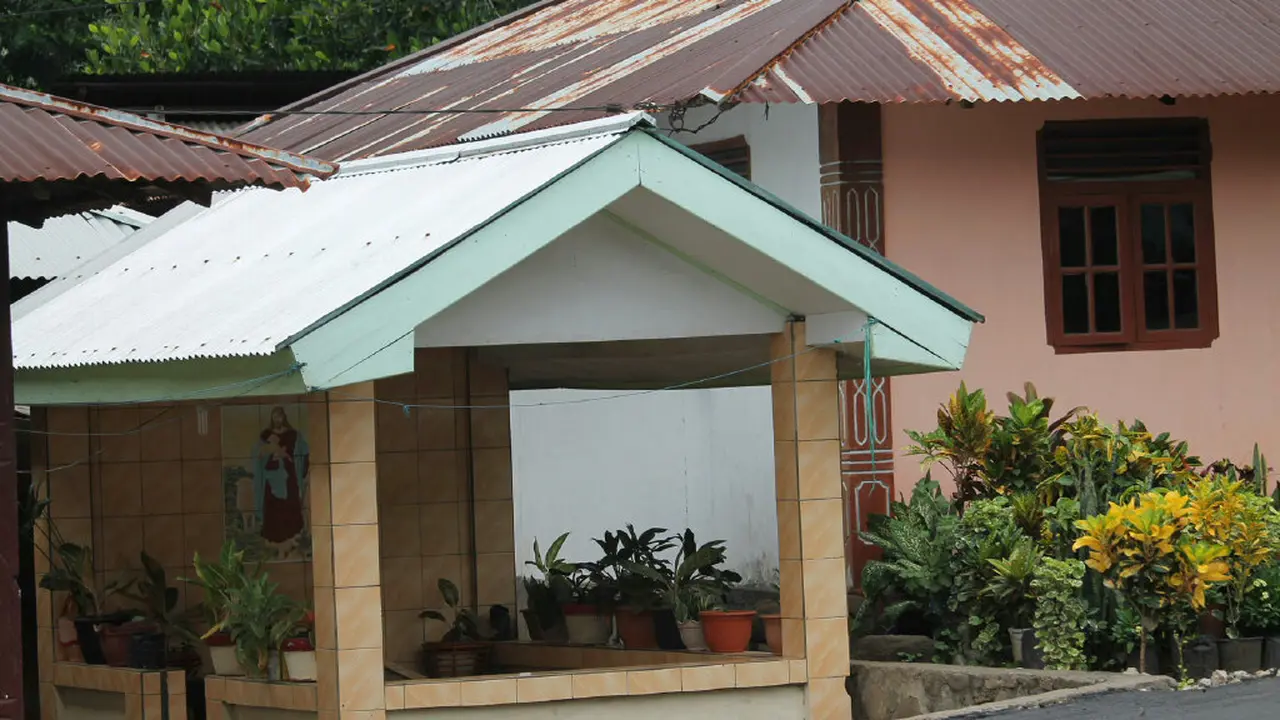 Semua Warga Daerah Ini Bangun Kuburan di Dalam Rumah
