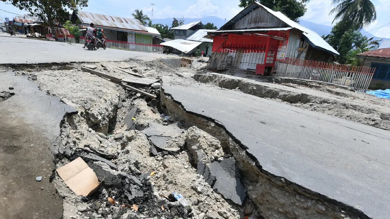 Dampak Gempa Sigi, Rumah dan Tiang-Tiang Listrik Roboh