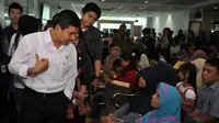 Men PAN-RB, Yuddy Chrisnandi melakukan sidak di beberapa kantor pelayanan publik, Jakarta, Jumat (2/1/2015). Tampak Men PAN-RB, Yuddy Chrisnandi (kiri) berbincang dengan warga di salah satu tempat pelayanan publik. (Liputan6.com/Miftahul Hayat)