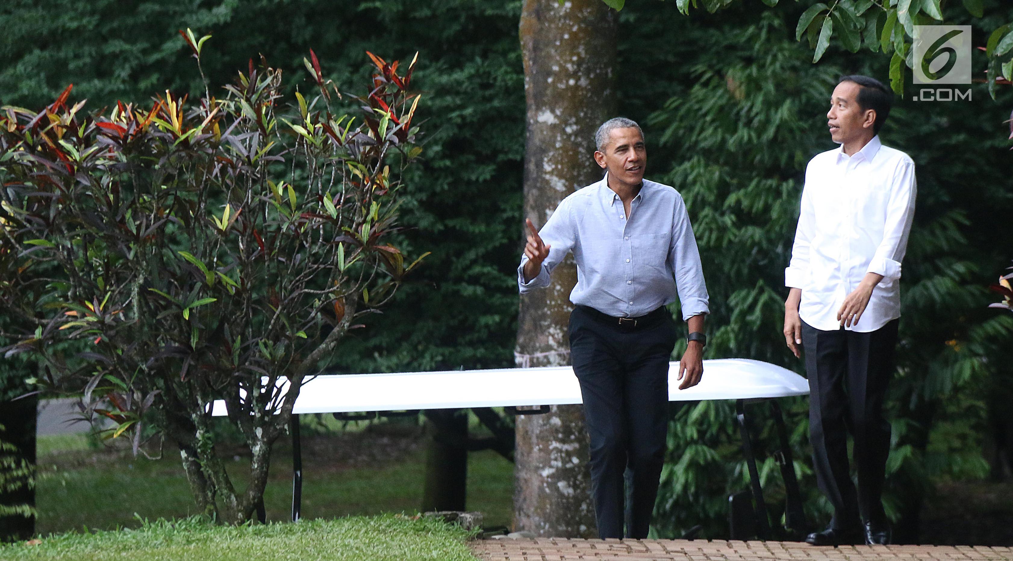 Presiden Joko Widodo berbincang dengan Presiden AS ke-44, Barack Obama di Kebun Raya Bogor menuju Grand Garden, Bogor, Jumat (29/6). Jokowi mengajak Obama berkeliling Kebun Raya untuk berbincang santai di Grand Garden. (liputan6.com/Angga Yuniar)