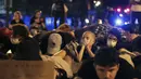 Seorang anak mendongak ketika sekelompok rekan pengunjuk rasa berbaring di tengah persimpangan Dr. Martin Luther King, Jr. Blvd. dan Second Avenue ntuk protes atas kematian George Floyd di Memphis AS (4/6/2020). (Patrick Lantrip/Daily Memphian via AP)