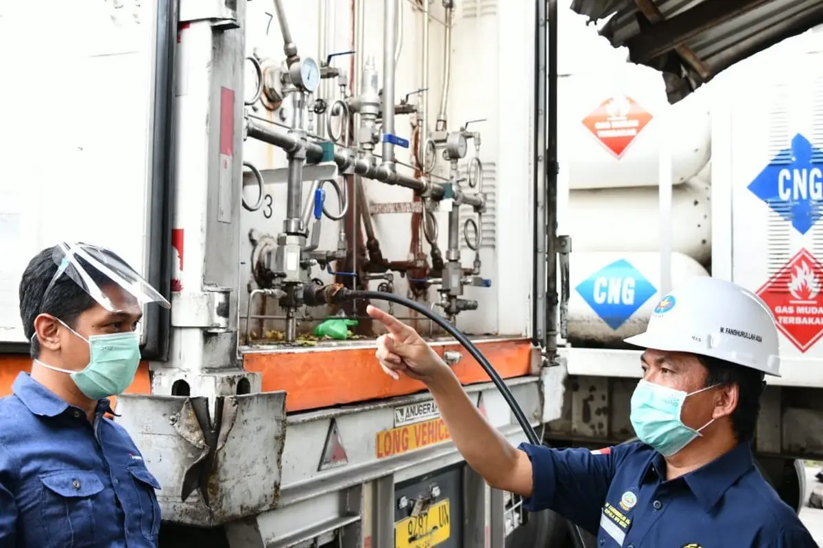 Kepala BPH Migas M Fanshurullah Asa dan Anggota Komisi VII DPR RI Ridwan Hisjam melakukan kunjungan kerja ke Demak untuk meninjau pembangunan pipa distribusi gas bumi milik PT Pertagas Niaga.