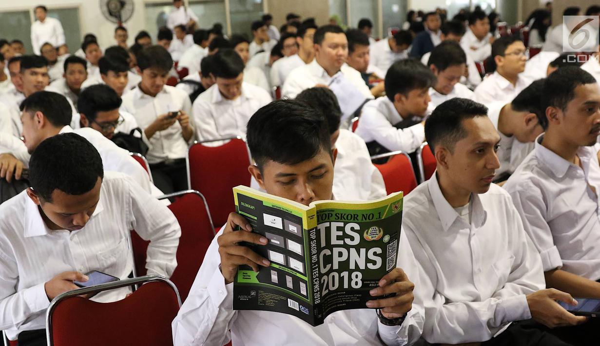 Peserta mengikuti tes seleksi CPNS dengan sistem CAT