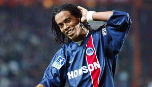 2. Ronaldinho – Mantan bintang Barcelona ini pernah bermain untuk PSG periode 2001-2003. Namun sayang legenda Brasil itu belum mampu memberikan trofi Liga Champions bagi klub ibu kota Prancis itu. (AFP/Jacques Demarthon)