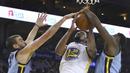 Pemain Golden State Warriors, Kevin Durant (tengah) berebut bola dengan para pemain Memphis Grizzlies pada laga NBA basketball games di ORACLE Arena, Oakland (20/12/2017). Warriors menang 97-84. (AP/Ben Margot)