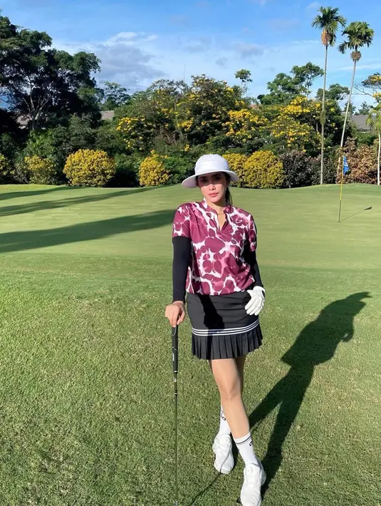 Tak hanya itu saja, Ussy Sulistiawaty juga beberapa kali menjajal golf bersama sang suami. Penampilannya saat bermain golf pun tak lepas dari sorotan. (Liputan6.com/IG/@ussypratama)