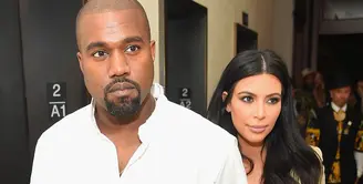 Kim Kardashian nampaknya khawatir dengan kata-kata yang keluar dari mulut Kanye West. (Getty Images/Cosmopolitan)