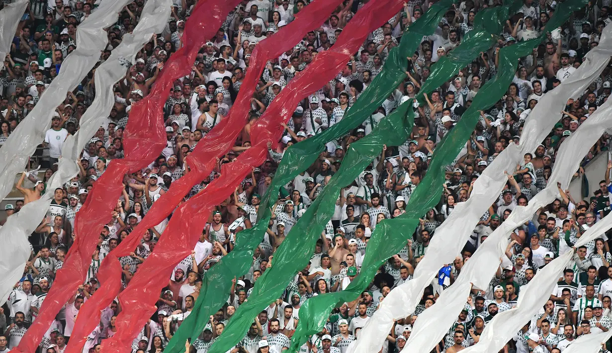 Suporter Palmeiras memberikan dukungan saat melawan Godoy Cruz pada laga Copa Libertadores di Stadion Allianz Parque, Sao Paulo, Selasa (30/7). Palmeiras lolos ke babak perempat final. (AFP/Nelson Almeida)