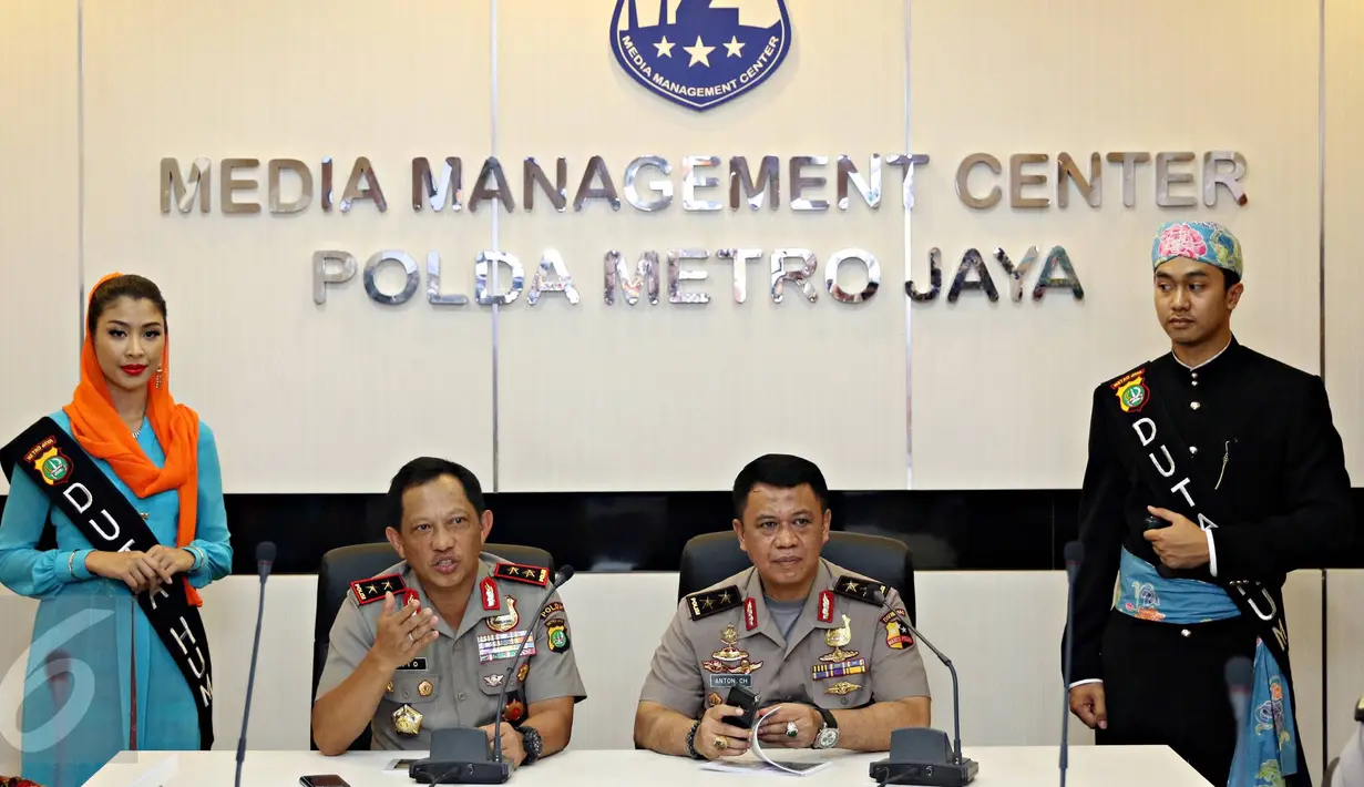 Kapolda Metro Jaya Irjen Tito Karnavian (kedua kiri) bersama Kadiv Humas Mabes Polri Irjen Pol Anton Charliyan saat acara launching Media Management Center Polda Metro Jaya (PMJ) di Jakarta, Senin (16/11). (Liputan6.com/Immanuel Antonius)