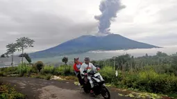 Gunung berapi ini memuntahkan kolom abu tebal setinggi 3.000 meter (9.800 kaki) ke langit saat erupsi pada Minggu (3/12/2023). (AP Photo/Ardhy Fernando)