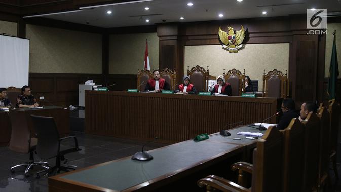 Mantan Ketua DPD Irman Gusman (dua kiri) saat mengikuti sidang pendahuluan di Pengadilan Tipikor Jakarta, Rabu (10/10). Menurut kuasa hukum Irman, ada tiga alasan pengajuan peninjauan kembali (PK) ini. (Liputan6.com/Herman Zakharia)
