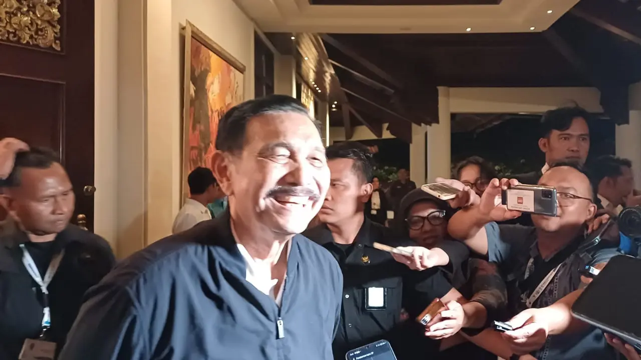 Menko Luhut menyebut Elon Musk masih mempertimbangkan banyak hal untuk bisa mengucurkan modalnya melalui Tesla ke Tanah Air