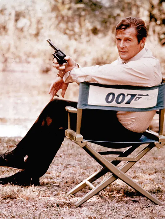 Kepergian roger tentu menjadi luka yang mendalam bagi keluarga, sahabat dan para penggemarnya. Mengingat perannya di dunia film terutama sebagai agen 007, Roger berperan selama 12 tahun. (APexchange/Bintang.com)