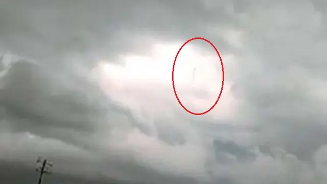 bayangan orang berjalan di atas langit (Foto: Facebook / Solo Dolo)