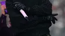 Untuk look yang pertama, J-Hope mengenakan jaket hitam bermotif buaya dengan bordir tangan. Dipadu dengan celana kulit hitam, ikat pinggang LV Initiales Monogram hitam, sepatu bot tempur LV Remix hitam, dan kacamata hitam LV Heritage Mask. [Louis Vuitton]