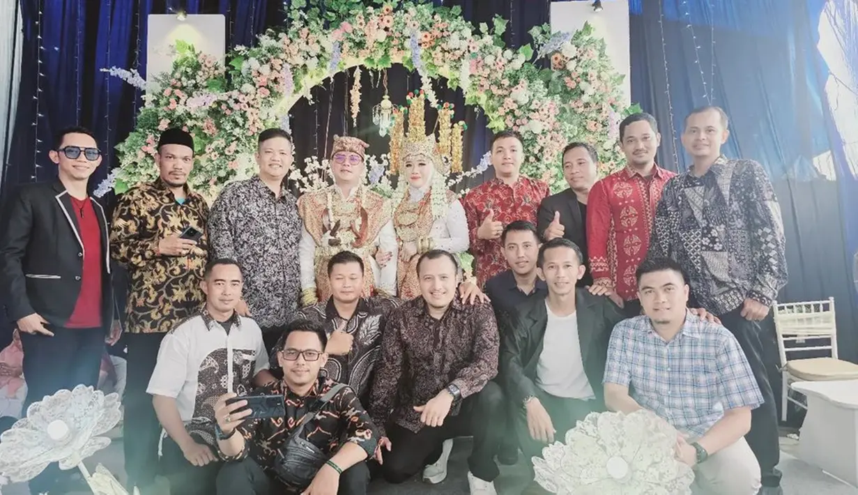 Dianggap mendadak oleh netizen, salah seorang kerabat Andika pun membantah. Ia mengatakan, keduanya sudah saling mengenal cukup lama hingga akhirnya memutuskan untuk menikah. Sayangnya, ia enggan mengungkap awal mula perkenalan Andika dan Ayu. (Liputan6.com/IG/@pb_gemilang_lampung)