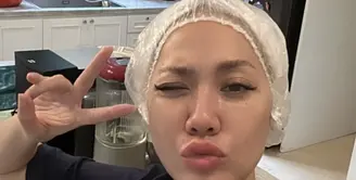 Bunga Citra Lestari membagikan potret dirinya yang sudah siapa membuat rendang di dapurnya. Ia pun tampil dengan outfit memasaknya, Serta wajah natural terkena uap rendang. [@itsmebcl]
