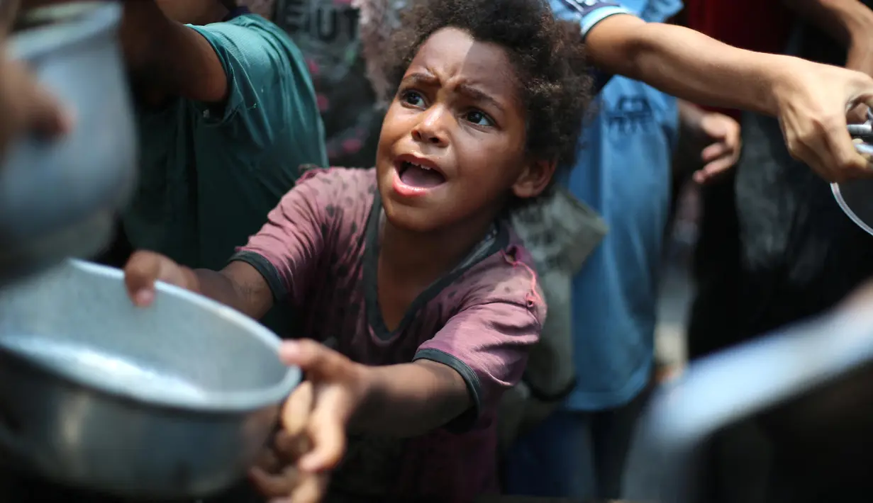 Minimnya bantuan yang bisa masuk ke wilayah Gaza, membuat semakin berkurangnya cadangan makanan. (Eyad BABA/AFP)
