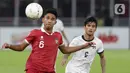 Pemain tengah timnas Indonesia, Marselino Ferdinan (kiri) berebut bola dengan In Sodavid (Kamboja) pada kualifikasi Grup A Piala AFF 2022 di Stadion Utama Gelora Bung Karno, Jakarta, Jumat (23/12/2022). Indonesia unggul 2-1 atas Kamboja. (Liputan6.com/Helmi Fithriansyah)