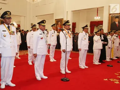 Sembilan gubernur dan wakil gubernur hasil Pilkada 2018 diambil sumpahnya saat pelantikan di Istana Negara, Jakarta, Rabu (5/9). Pelantikan dilakukan langsung oleh Presiden Joko Widodo atau Jokowi. (Liputan6.com/HO/Wan)