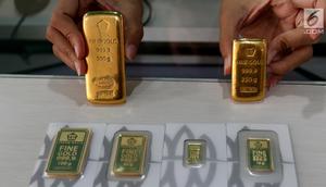 Petugas menunjukkan emas batangan di gerai Butik Emas Antam di Jakarta, Jumat (5/10). Pada perdagangan Kamis 4 Oktober 2018, harga emas Antam berada di posisi Rp 665 ribu per gram. (Liputan6.com/Angga Yuniar)