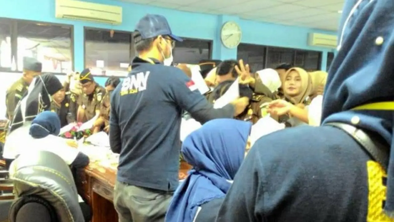 BNN Riau tes urine jaksa dan pegawai Kejaksaan Tinggi Riau serta Kejaksaan Negeri Pekanbaru.