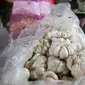 Aktivitas pedagang cabai dan bawang putih di pasar Kebayoran Lama, Jakarta, Kamis (6/2/2020). Harga cabai dan bawang putih mengalami kenaikan hingga mencapai dua kali lipat akibat musim hujan. (Liputan6.com/Angga Yuniar)