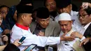 Ketua Dewan Kehormatan Partai Amanat Nasional (PAN) Amien Rais (tengah) usai menjalani pemeriksaan di Polda Metro Jaya, Jakarta, Rabu (10/10). Amien diperiksa sebagai saksi terkait kasus hoaks dengan tersangka Ratna Sarumpaet. (Liputan6.com/JohanTallo)