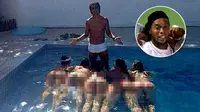 Ronaldinho Masih Jadi Magnet Wanita Seksi