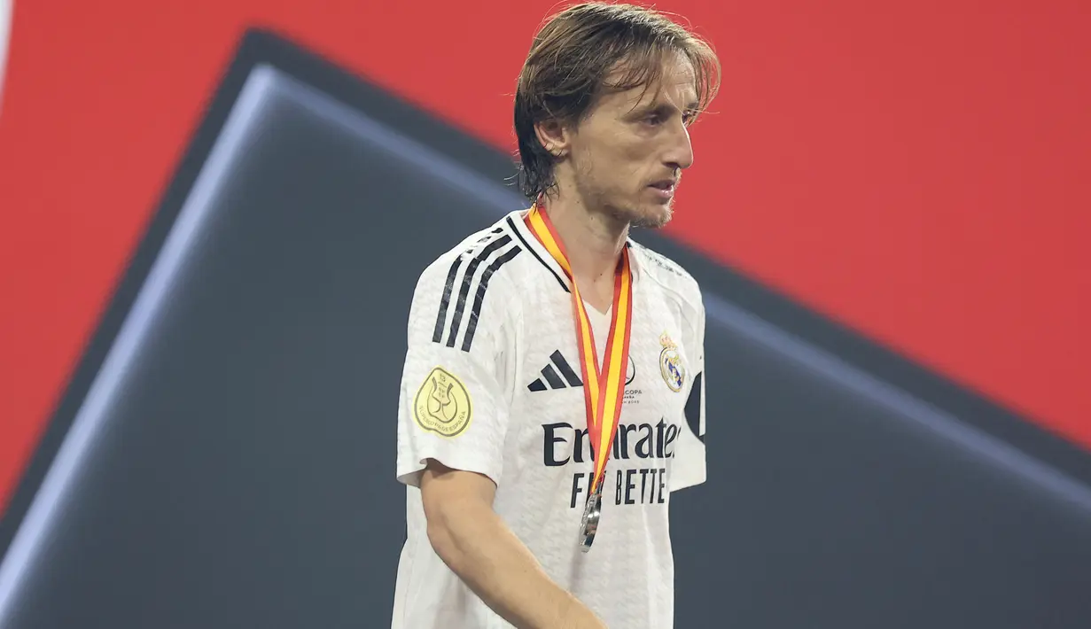 Memasuki babak kedua, Real Madrid yang mencoba bangkit justru semakin tertinggal lewat gol cepat Raphinha pada menit ke-48. (Haitham AL-SHUKAIRI/AFP)