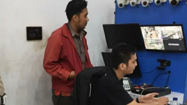 Polresta Pekanbaru mengecek CCTV untuk mencari pelanggar lalu lintas yang menjatuhkan korbannya ke dalam parit.