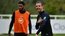 Gelandang Inggris Jordan Henderson (kanan) saat mengikuti sesi latihan tim di St George's Park di Burton-on-Trent (6/9/2019). Inggris akan bertanding melawan Bulgaria pada grup A kualifikasi Euro 2020 di stadion Wambley. (AFP Photo/Paul Ellis)