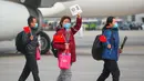 Petugas medis yang diperbantukan ke Provinsi Hubei tiba di Bandara Internasional Taoxian Shenyang, Shenyang, Provinsi Liaoning, China, Jumat (20/3/2020). Sebanyak 173 anggota tim bantuan medis pulang dari Hubei seiring meredanya wabah virus corona COVID-19 di provinsi tersebut. (Xinhua/Long Lei)