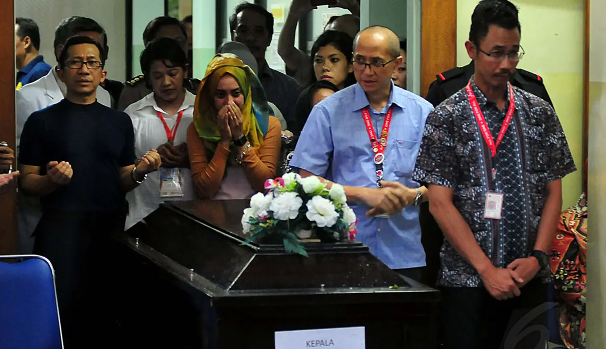 Salah satu jenazah korban pesawat AirAsia QZ-8501 diserah terimakan di RS Bhayangkara, Surabaya, Kamis (1/1/2015). Beberapa kerabat korban hadir dalam upacara terima jenazah dari pihak Kepolisian dan Basarnas kepada keluarga. (Liputan6.com/Johan Tallo)