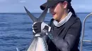 Prilly mengatakan kala memancing menggunakan teknik popping. Teknik ini tak berhenti memainkan umpan sampai dimakan ikan (Instagram/prillylatuconsina96)