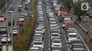 Kendaraan terjebak kemacetan saat melintasi Tol Dalam Kota, Jalan Gatot Subroto, Jakarta, Selasa (5/4/2022). Volume kendaraan di Jakarta yang meningkat hingga 18 persen selama sepekan terakhir membuat jalanan Ibu Kota padat dan terjadi kemacetan di sejumlah titik. (Liputan6.com/Johan Tallo)