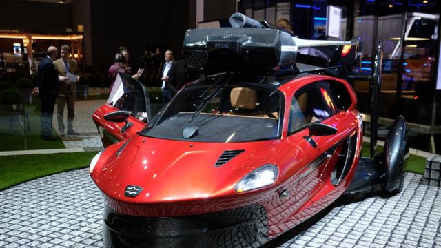 Pal-V, mobil terbang komersial pertama di dunia, dipamerkan di Geneva Motor Show 2018 (Darrel Ethan/AP)