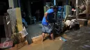 Warga Kampung Pulo, Kelurahan Kampung Melayu, Jatinegara, Jakarta, mulai melakukan aktivitas bersih-bersih menyusul surutnya air yang sempat merendam pemukiman mereka, Selasa, (17/11). (Liputan6.com/Gempur M Surya)
