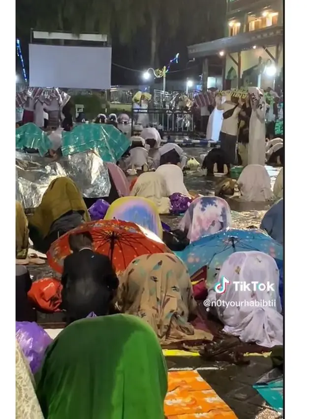 Viral Momen Haru Bocah Laki-Laki Payungi Ibunya yang Sedang Salat di Tengah Hujan