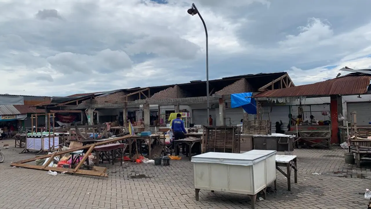 Rumah dan kios di Sidoarjo rusak diterjang angin puting beliung. (Dian Kurniawan/Liputan6.com)