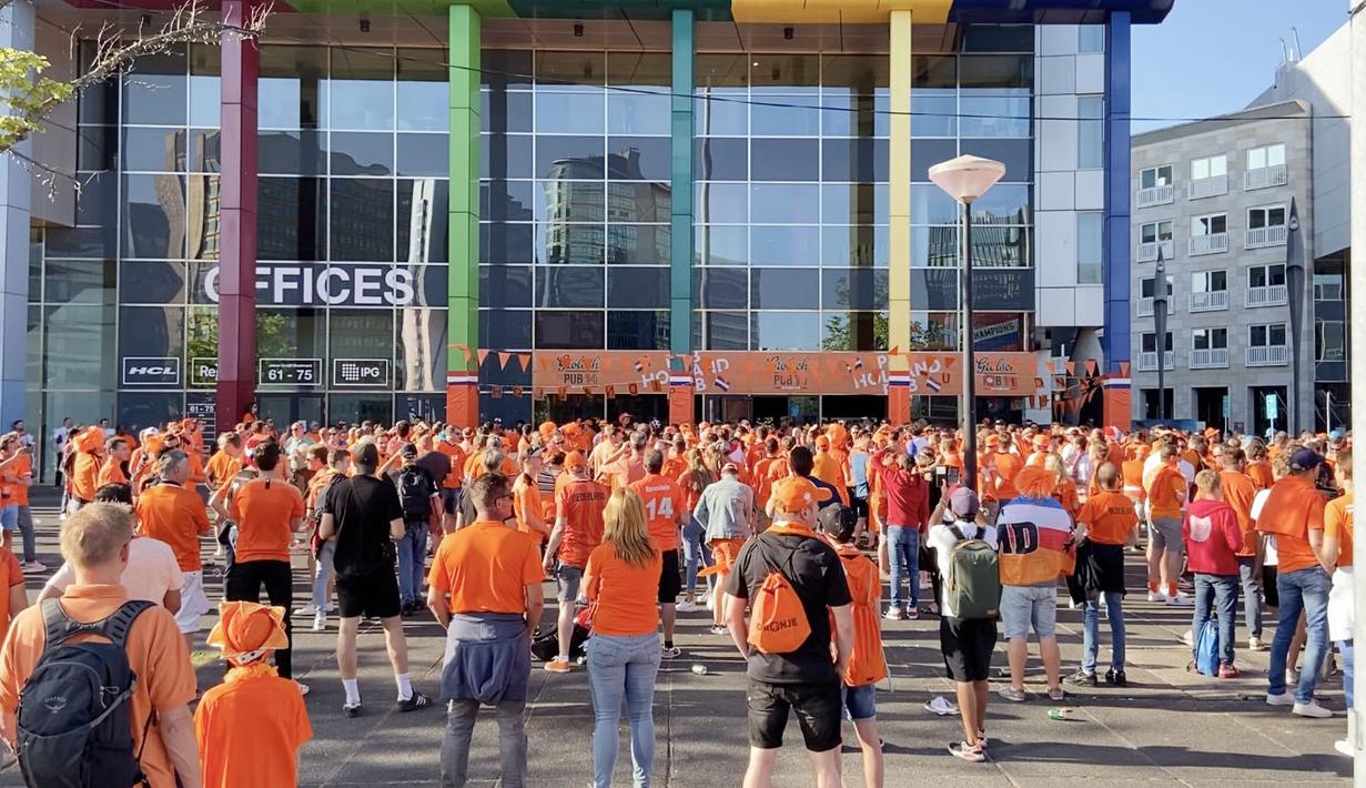 Suasana kerumunan penonton pendukung Belanda jelang pertandingan melawan Ukraina. Meski berkerumun, mereka terlihat masih berusaha menjaga jarak satu sama lain. (Foto: Bola.com/Tito Sianipar)